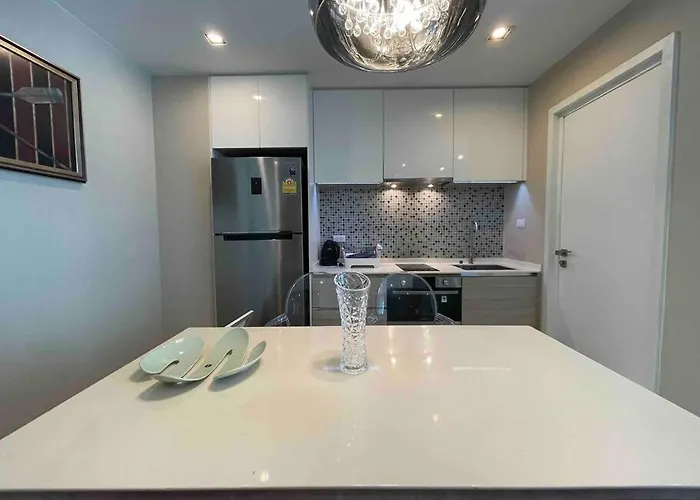Luxurious In Prime Area Appartement *