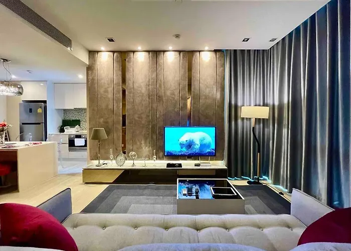 Luxurious In Prime Area *