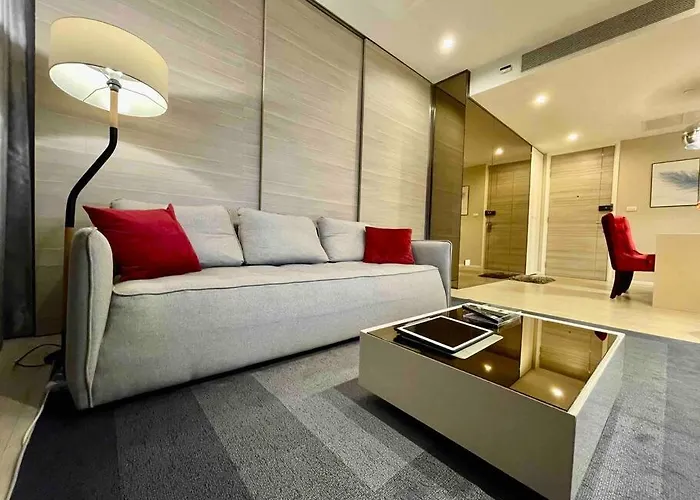 Luxurious In Prime Area Appartement *
