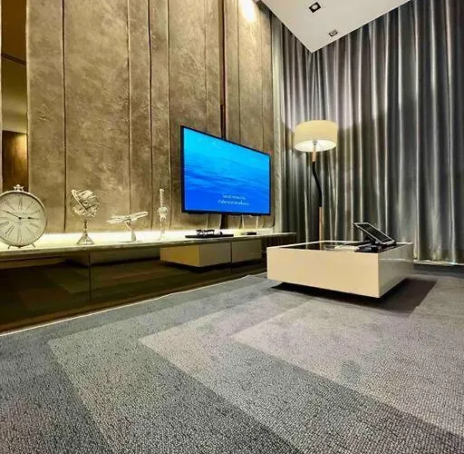 Luxurious In Prime Area