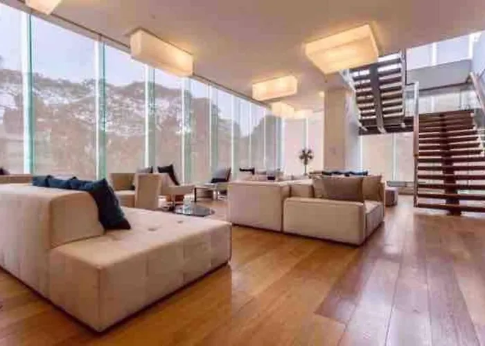 Luxurious In Prime Area